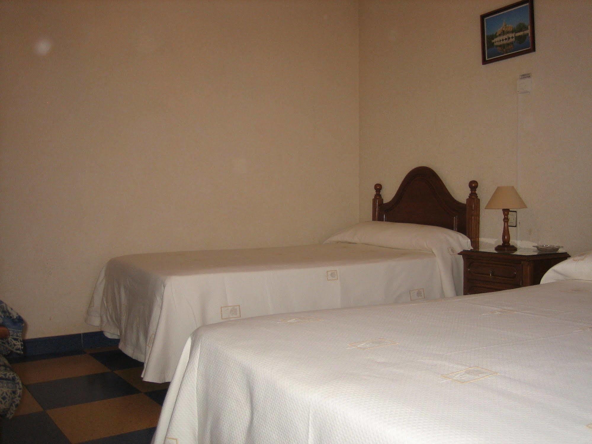 Hostal Restaurante La Trucha Benavente Esterno foto