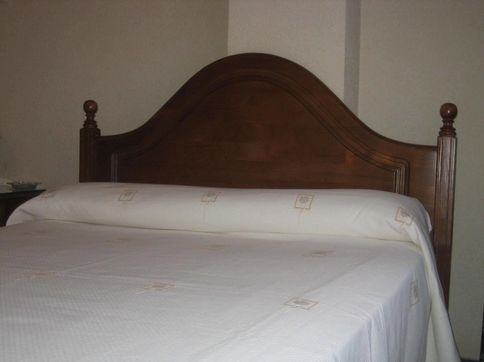 Hostal Restaurante La Trucha Benavente Esterno foto