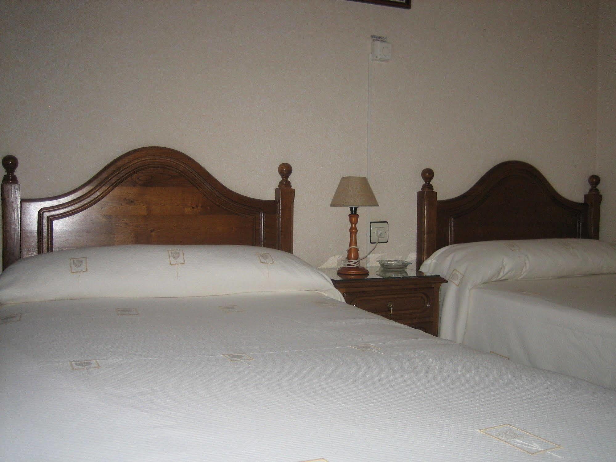Hostal Restaurante La Trucha Benavente Esterno foto
