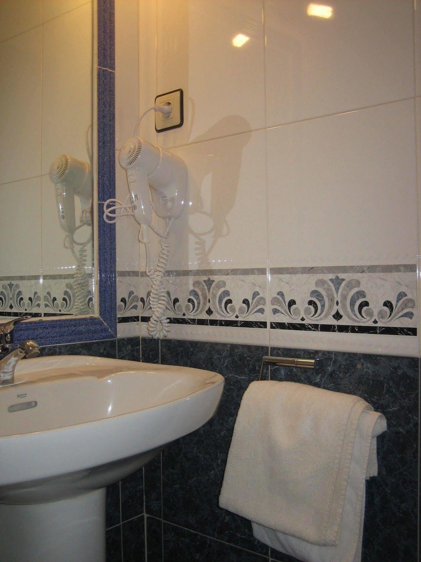 Hostal Restaurante La Trucha Benavente Esterno foto