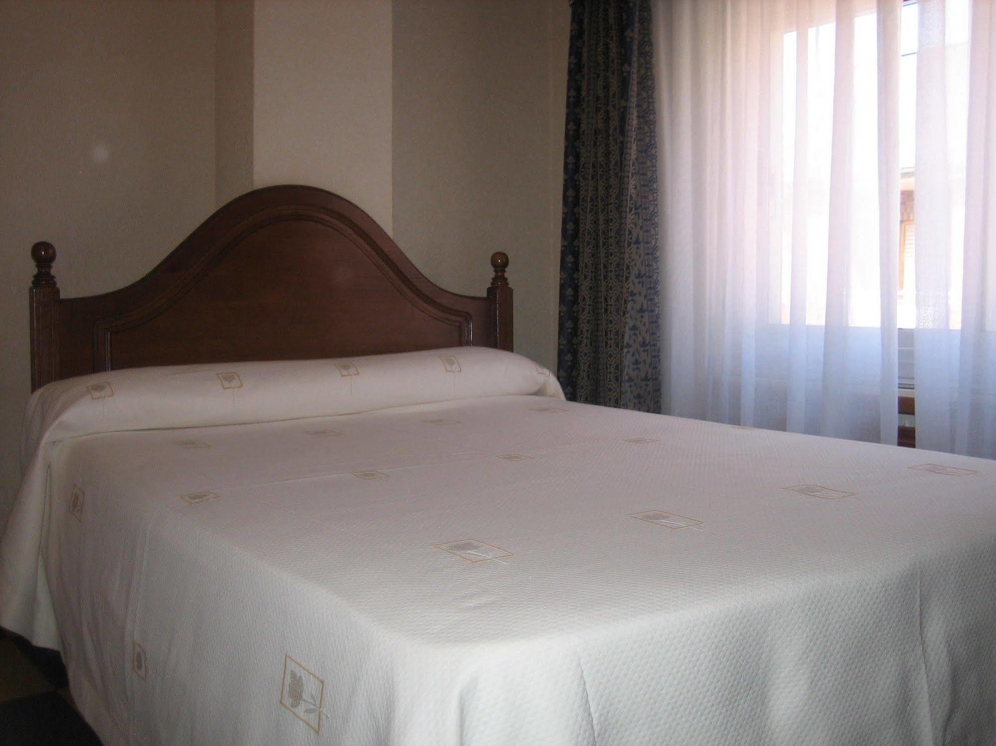 Hostal Restaurante La Trucha Benavente Esterno foto
